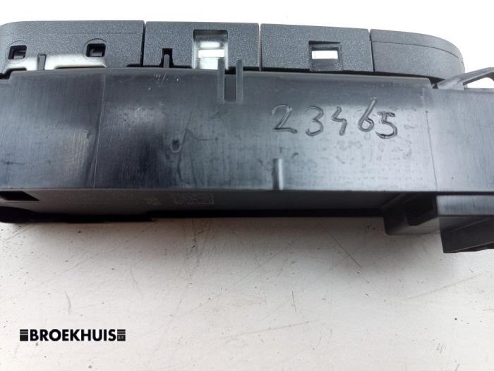 Start/stopp-brytare från en Mercedes-Benz C Estate (S205) C-180 BlueTEC, C-180 d 1.6 16V 2015