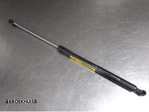 Gebruikte Gasdemper rechts-achter Renault Laguna III Estate (KT) 2.0 dCi 16V 150 Prijs € 15,00 Margeregeling aangeboden door Autobedrijf Broekhuis B.V.