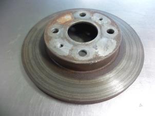 Gebruikte Remschijf voor Daihatsu Sirion 2 (M3) 1.0 12V DVVT Prijs € 15,00 Margeregeling aangeboden door Autobedrijf Broekhuis B.V.