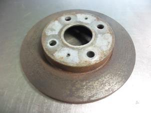 Gebruikte Remschijf voor Daihatsu Sirion 2 (M3) 1.0 12V DVVT Prijs € 15,00 Margeregeling aangeboden door Autobedrijf Broekhuis B.V.