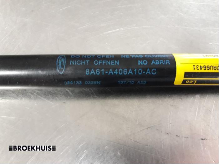 Gasfjäder, vänster bak från en Ford Fiesta 6 (JA8) 1.25 16V 2010