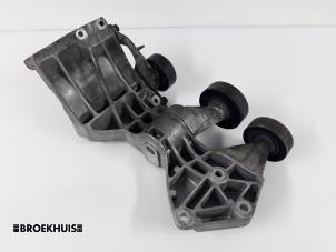 Begagnade Undre fäste, generator Mercedes A (W169) 2.0 A-160 CDI 16V 5-Drs. Pris € 30,00 Marginaltabell erbjuds av Autobedrijf Broekhuis B.V.