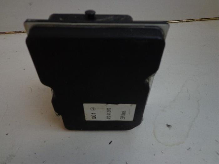 ABS-pump från en Mercedes-Benz E (C207) E-260 CGI 16V BlueEfficiency 2010