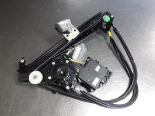 Begagnade Fönstermekanism för bakre dörr, 4-dörrars, höger Volkswagen Sharan (7M8/M9/M6) 1.9 TDI 115 Pris € 25,00 Marginaltabell erbjuds av Autobedrijf Broekhuis B.V.