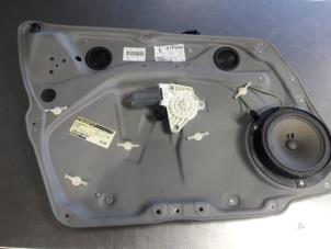 Begagnade Fönstermekanism, 4-dörrars, vänster fram Mercedes A (W169) 1.5 A-150 5-Drs. Pris € 40,00 Marginaltabell erbjuds av Autobedrijf Broekhuis B.V.