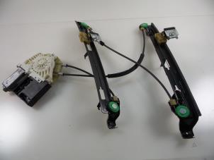 Używane Mechanizm szyby lewej przedniej wersja 4-drzwiowa Seat Leon (1P1) 1.6 TDI 16V 105 Cena € 50,00 Procedura marży oferowane przez Autobedrijf Broekhuis B.V.