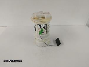 Używane Elektryczna pompa paliwa Renault Twingo II (CN) 1.2 16V Cena € 25,00 Procedura marży oferowane przez Autobedrijf Broekhuis B.V.