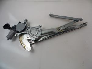 Gebruikte Ruitmechaniek 4Deurs links-voor Daihatsu Trevis 1.0 12V DVVT Prijs € 25,00 Margeregeling aangeboden door Autobedrijf Broekhuis B.V.