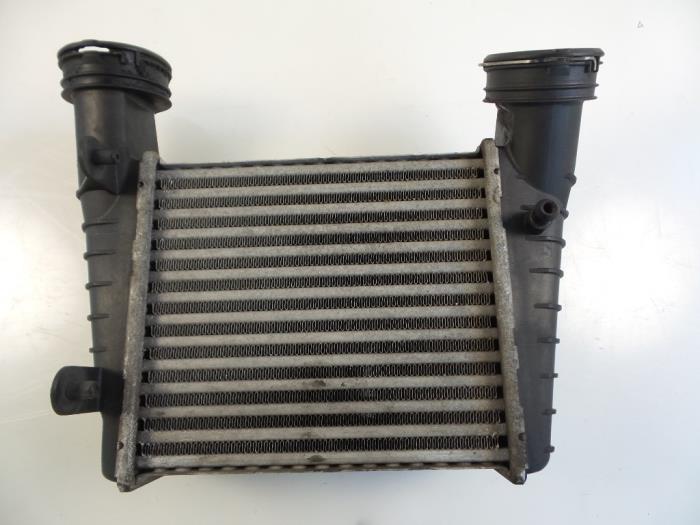 Intercooler van een Volkswagen Passat (3B3) 1.9 TDI 130 2004
