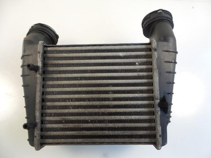 Intercooler van een Volkswagen Passat (3B3) 1.9 TDI 130 2004