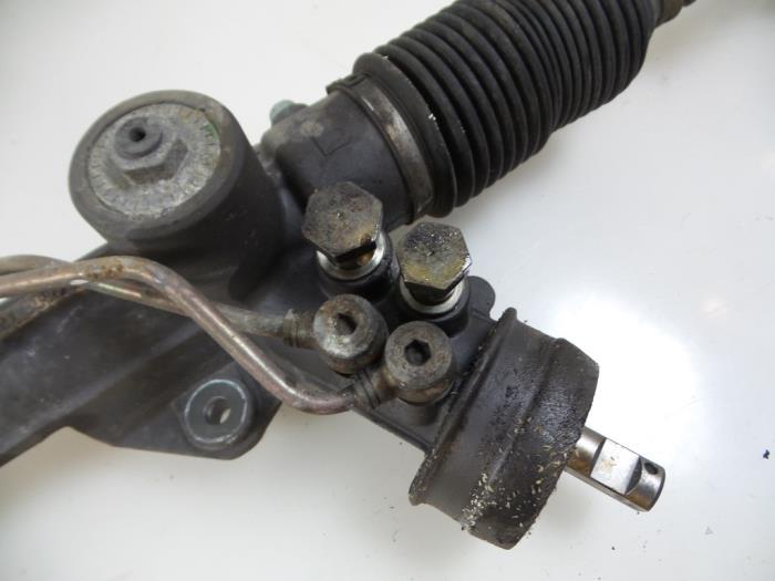 Servostyrningsbox från en Skoda Superb (3U4) 2.8 V6 30V 2002