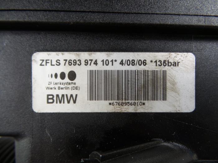 Servostyrningspump från en BMW 5 serie (E60) 520d 16V Edition Fleet 2006