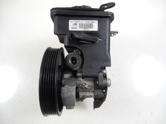 Servostyrningspump från en BMW 5 serie (E60) 520d 16V Edition Fleet 2006