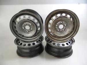 Begagnade Hjuluppsättning Volkswagen Caddy III (2KA,2KH,2CA,2CH) 1.9 TDI Pris € 50,00 Marginaltabell erbjuds av Autobedrijf Broekhuis B.V.