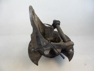 Gebruikte Fusee links-achter BMW X6 (E71/72) xDrive35d 3.0 24V Prijs € 175,00 Margeregeling aangeboden door Autobedrijf Broekhuis B.V.