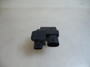 Używane Opornica wentylatora Renault Twingo III (AH) 1.0 SCe 70 12V Cena € 15,00 Procedura marży oferowane przez Autobedrijf Broekhuis B.V.