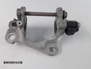 Gebruikte Versnellingsbak Steun Mazda CX-5 I (KE,GH) 2.2 SkyActiv-D 16V 2WD Prijs € 35,00 Margeregeling aangeboden door Autobedrijf Broekhuis B.V.