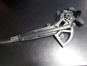 Begagnade Fönstermekanism för bakre dörr, 4-dörrars, vänster Toyota Prius (ZVW3) 1.8 16V Pris € 25,00 Marginaltabell erbjuds av Autobedrijf Broekhuis B.V.