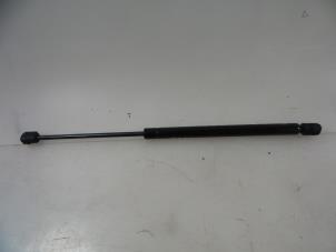 Gebruikte Amortisseur links-achter Mercedes C Estate (S204) 1.8 C-200K 16V Prijs € 15,00 Margeregeling aangeboden door Autobedrijf Broekhuis B.V.