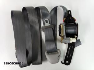 Begagnade Främre säkerhetsbälte, höger Mitsubishi Galant Wagon (EA/EC) 2.0 16V Pris € 25,00 Marginaltabell erbjuds av Autobedrijf Broekhuis B.V.