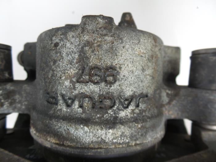 Främre bromsok, vänster från en Land Rover Discovery Sport (LC) 2.0 Si4 16V 2015