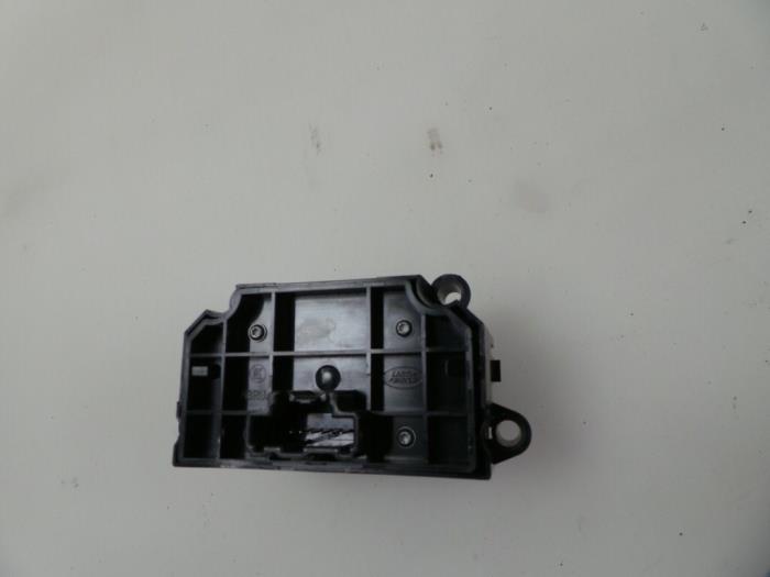 Brytare, parkeringsbroms från en Land Rover Discovery Sport (LC) 2.0 Si4 16V 2015