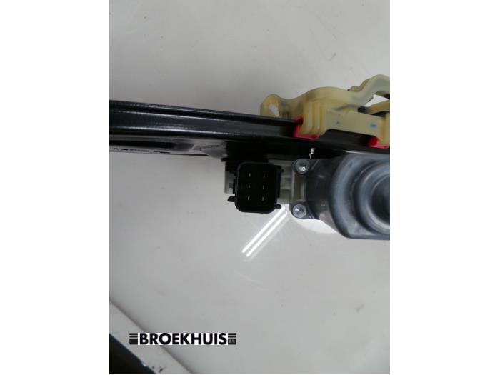 Fönstermekanism för bakre dörr, 4-dörrars, vänster från en Land Rover Discovery Sport (LC) 2.0 Si4 16V 2015