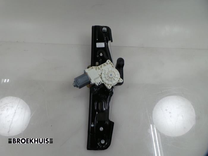 Fönstermekanism för bakre dörr, 4-dörrars, vänster från en Land Rover Discovery Sport (LC) 2.0 Si4 16V 2015