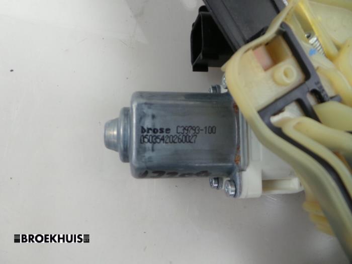 Fönstermekanism för bakre dörr, 4-dörrars, vänster från en Land Rover Discovery Sport (LC) 2.0 Si4 16V 2015