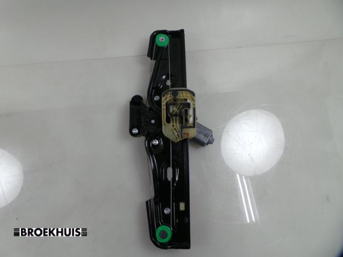 Fönstermekanism för bakre dörr, 4-dörrars, vänster från en Land Rover Discovery Sport (LC) 2.0 Si4 16V 2015