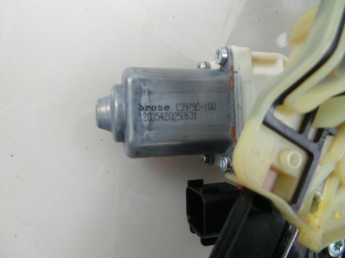 Fönstermekanism för bakre dörr, 4-dörrars, höger från en Land Rover Discovery Sport (LC) 2.0 Si4 16V 2015