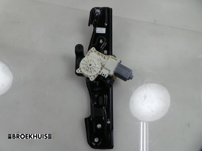 Fönstermekanism för bakre dörr, 4-dörrars, höger från en Land Rover Discovery Sport (LC) 2.0 Si4 16V 2015