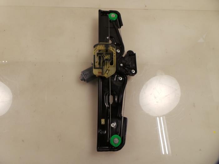 Fönstermekanism för bakre dörr, 4-dörrars, höger från en Land Rover Discovery Sport (LC) 2.0 Si4 16V 2015