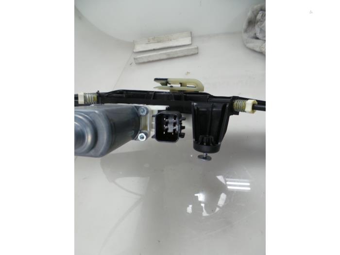 Fönstermekanism, 4-dörrars, höger fram från en Land Rover Discovery Sport (LC) 2.0 Si4 16V 2015