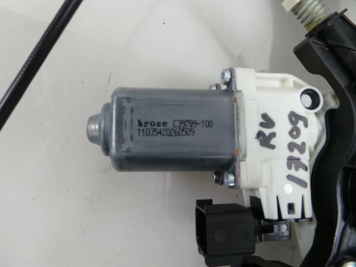 Fönstermekanism, 4-dörrars, höger fram från en Land Rover Discovery Sport (LC) 2.0 Si4 16V 2015