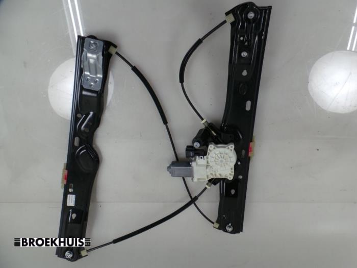 Fönstermekanism, 4-dörrars, höger fram från en Land Rover Discovery Sport (LC) 2.0 Si4 16V 2015