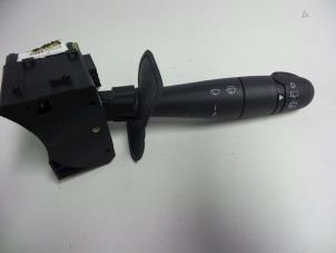 Gebruikte Ruitenwis Schakelaar Renault Kangoo (KC) 1.6 16V Prijs € 20,00 Margeregeling aangeboden door Autobedrijf Broekhuis B.V.