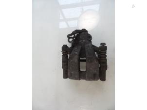 Gebruikte Remklauw (Tang) links-achter Lancia Delta (844) 2.0 D Multijet 16V 165 Prijs € 35,00 Margeregeling aangeboden door Autobedrijf Broekhuis B.V.