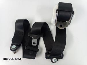 Gebruikte Veiligheidsgordel links-achter Lancia Delta (844) 2.0 D Multijet 16V 165 Prijs € 20,00 Margeregeling aangeboden door Autobedrijf Broekhuis B.V.