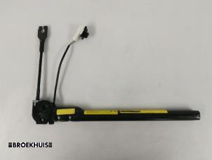 Begagnade Bältessträckare, höger Renault Modus/Grand Modus (JP) 1.6 16V Pris € 25,00 Marginaltabell erbjuds av Autobedrijf Broekhuis B.V.