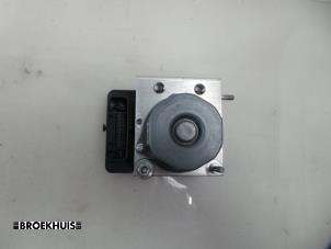 Używane Pompa ABS Renault Clio IV (5R) 0.9 Energy TCE 90 12V Cena € 40,00 Procedura marży oferowane przez Autobedrijf Broekhuis B.V.