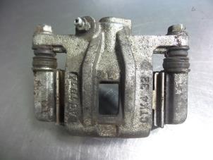 Gebruikte Remklauw (Tang) links-achter Chevrolet Nubira Wagon 2.0 TCDI 16V Prijs € 25,00 Margeregeling aangeboden door Autobedrijf Broekhuis B.V.