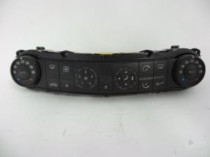 Gebruikte Chaufage Bedieningspaneel Mercedes E (W211) 2.2 E-200 CDI 16V Prijs € 40,00 Margeregeling aangeboden door Autobedrijf Broekhuis B.V.