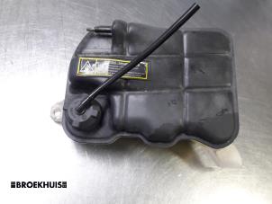 Gebruikte Koelvloeistof Reservoir Lancia Delta (836) 1.8 16V VVT HPE Prijs € 10,00 Margeregeling aangeboden door Autobedrijf Broekhuis B.V.