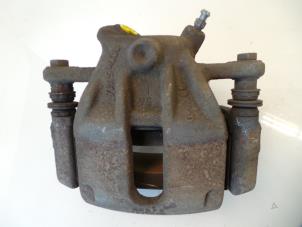 Gebruikte Remklauw (Tang) links-voor Dacia Duster (HS) 1.6 16V Prijs € 20,00 Margeregeling aangeboden door Autobedrijf Broekhuis B.V.