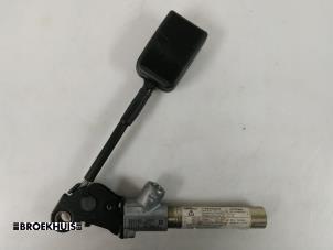 Begagnade Bältessträckare, vänster Peugeot 406 Break (8E/F) 2.0 16V Pris € 20,00 Marginaltabell erbjuds av Autobedrijf Broekhuis B.V.