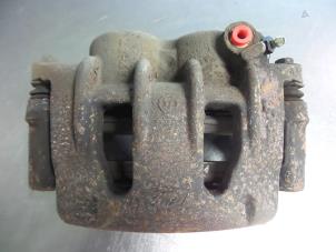 Begagnade Främre bromsok, vänster Ford Transit 2.0 TDdi 16V 260S Pris € 15,00 Marginaltabell erbjuds av Autobedrijf Broekhuis B.V.