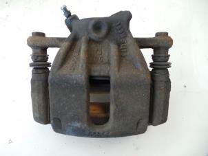 Gebruikte Remklauw (Tang) rechts-voor Dacia Duster (HS) 1.6 16V Prijs € 35,00 Margeregeling aangeboden door Autobedrijf Broekhuis B.V.