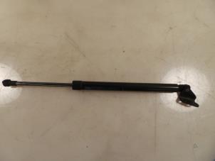 Gebruikte Gasveer links-achter Mazda CX-5 I (KE,GH) 2.2 SkyActiv-D 16V 2WD Prijs € 15,00 Margeregeling aangeboden door Autobedrijf Broekhuis B.V.