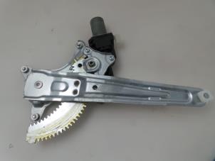 Begagnade Fönstermekanism för bakre dörr, 4-dörrars, vänster Suzuki Swift (ZA/ZC/ZD) 1.2 16_ Pris € 60,00 Marginaltabell erbjuds av Autobedrijf Broekhuis B.V.